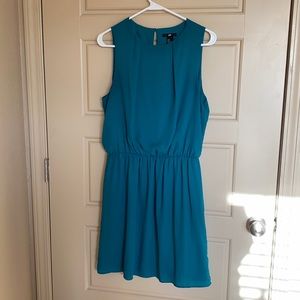 H&M tank dress. It’s more teal than blue. 👗